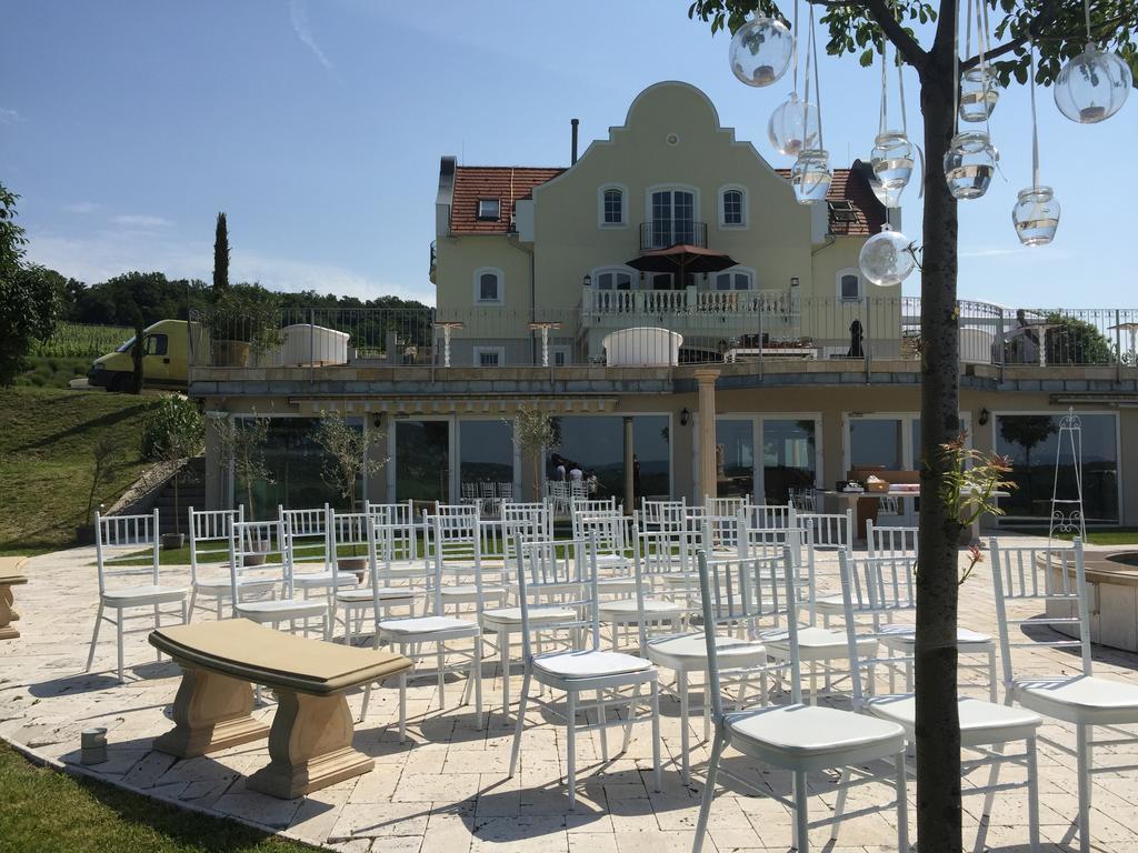 Liszkay Borkuria Hotel Monoszlo Exterior photo