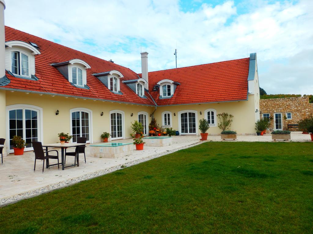 Liszkay Borkuria Hotel Monoszlo Exterior photo