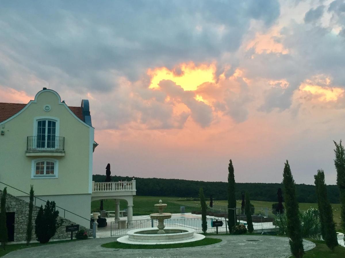 Liszkay Borkuria Hotel Monoszlo Exterior photo